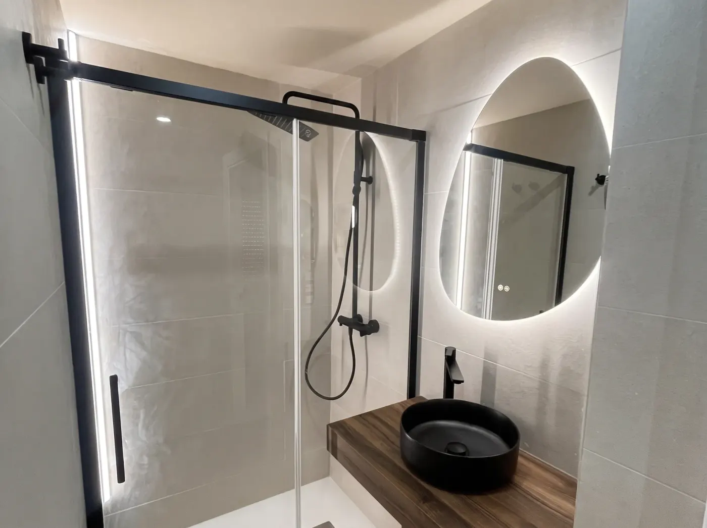 Baño del hotel con acabados modernos