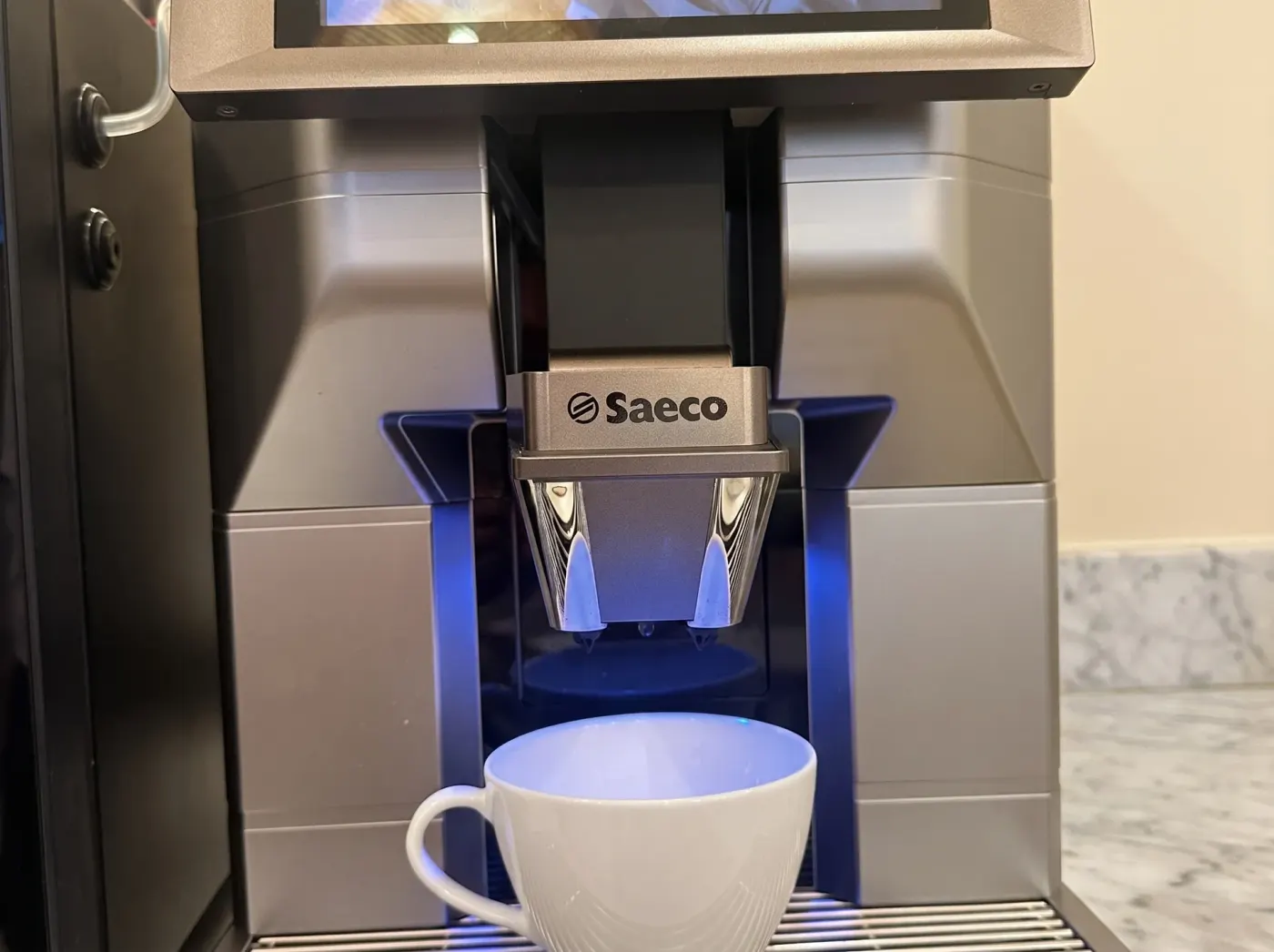 Cafetera automática con taza de café recién hecho
