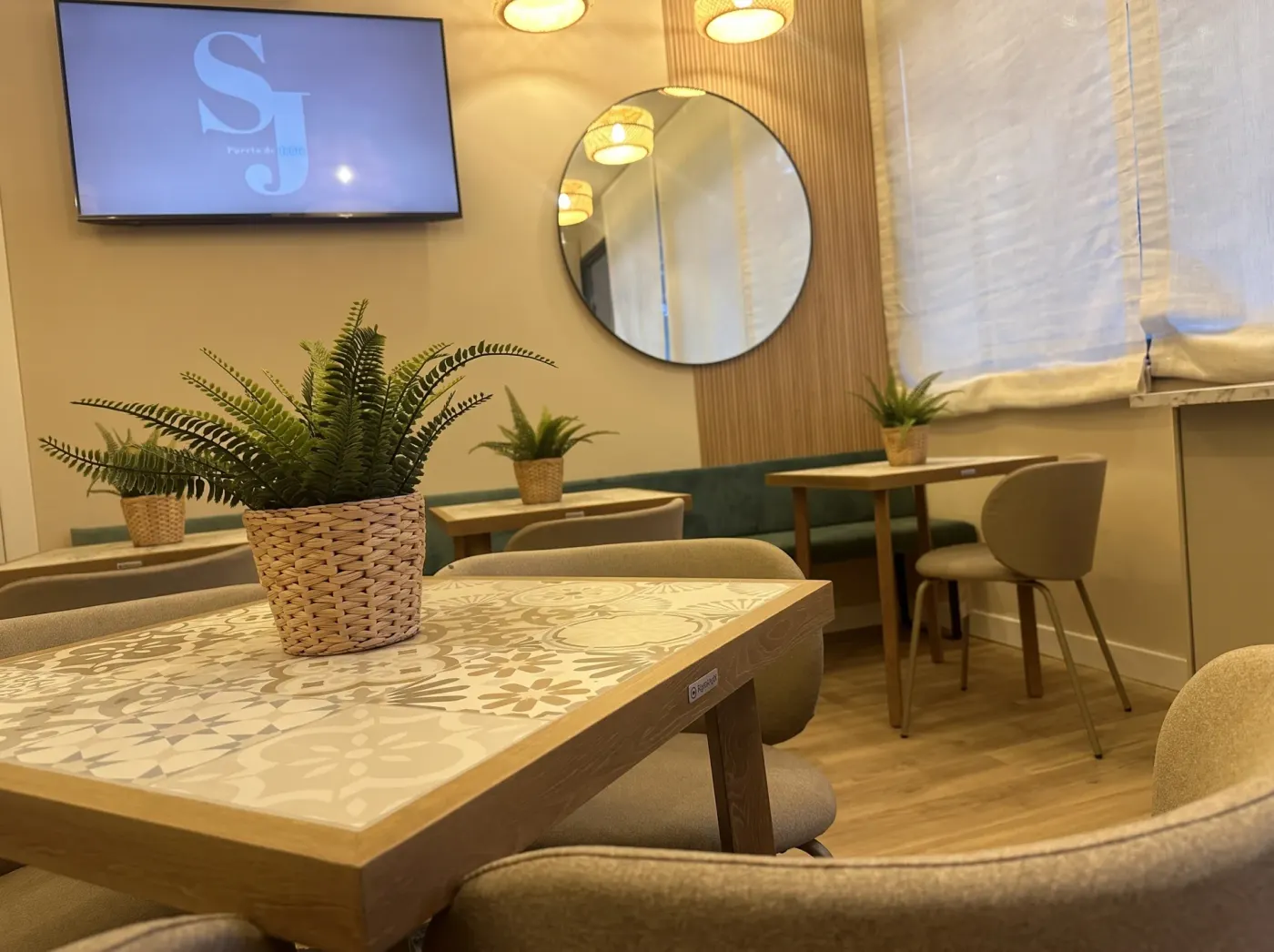 Mesa de azulejo hidráulico con planta en la sala de desayunos