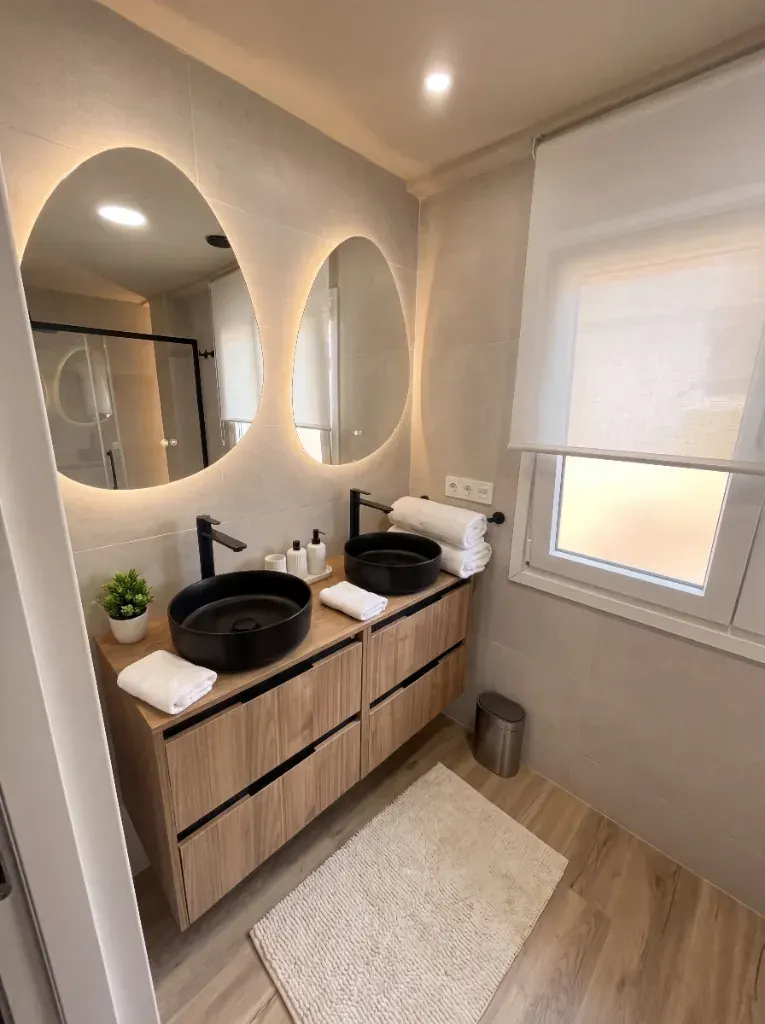 Baño con doble lavabo del hotel SJ Puerta de Redes