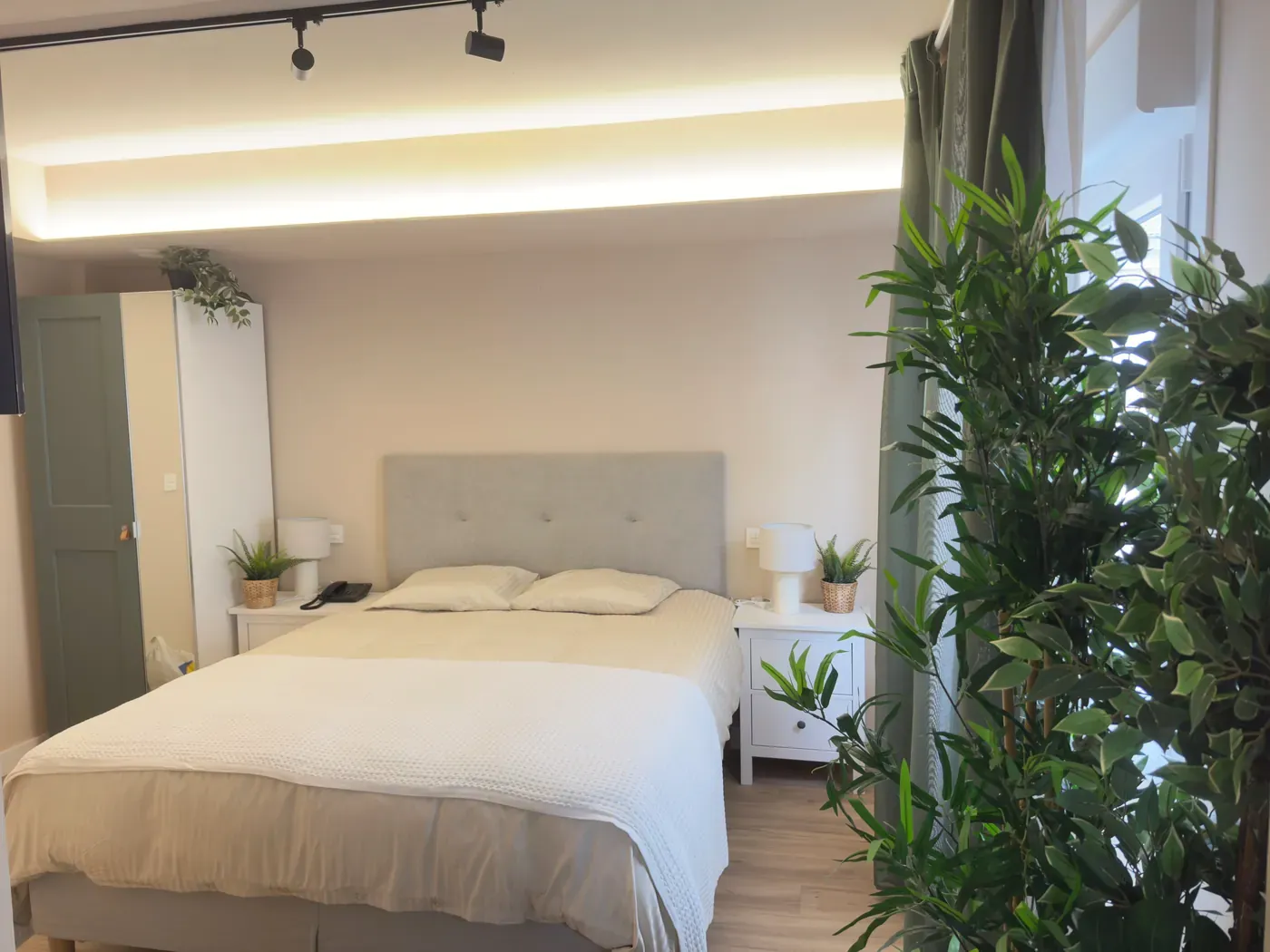 Habitación doble con cama Queen Size, armario y plantas
