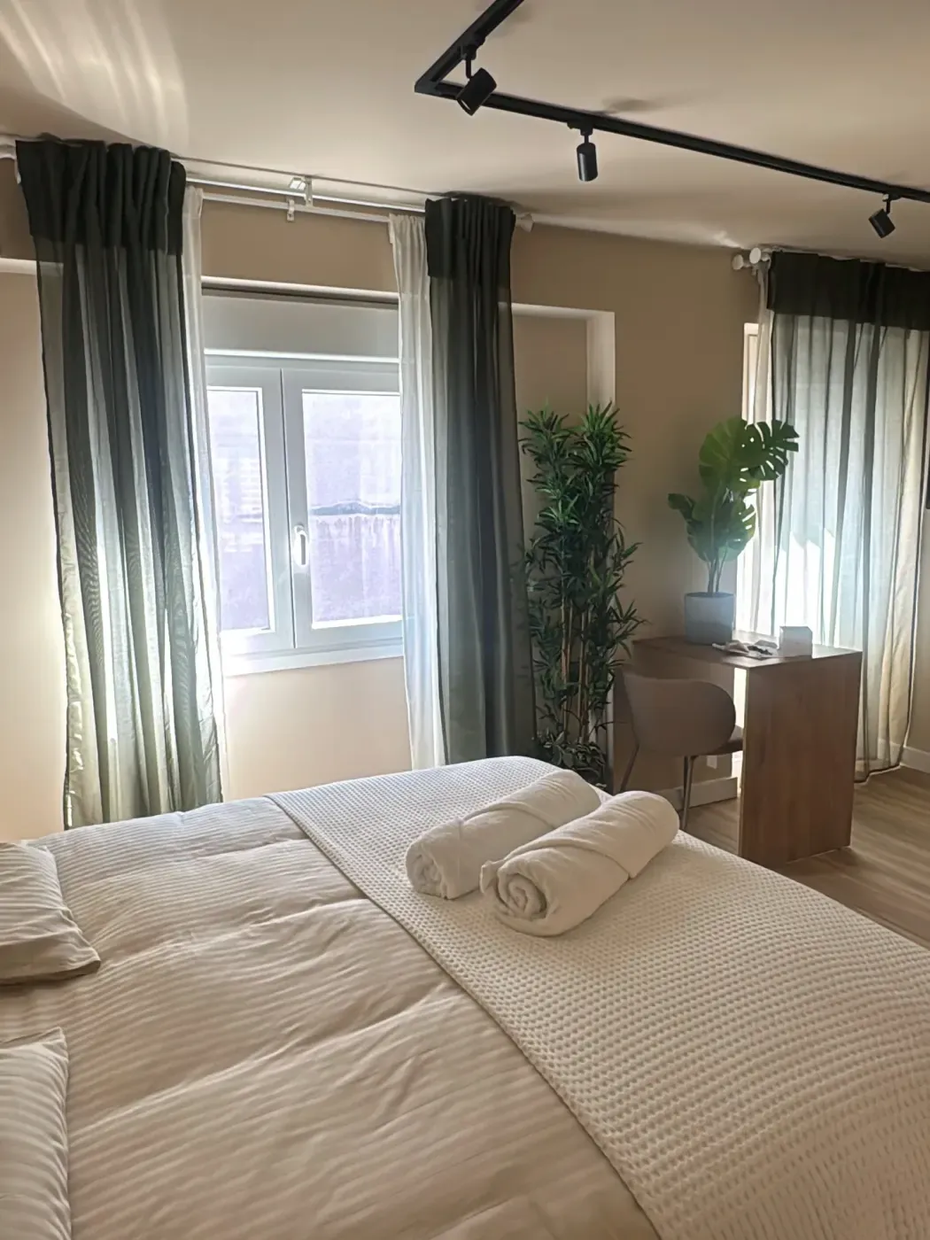 Habitación doble con cama Queen Size, mesa y butaca