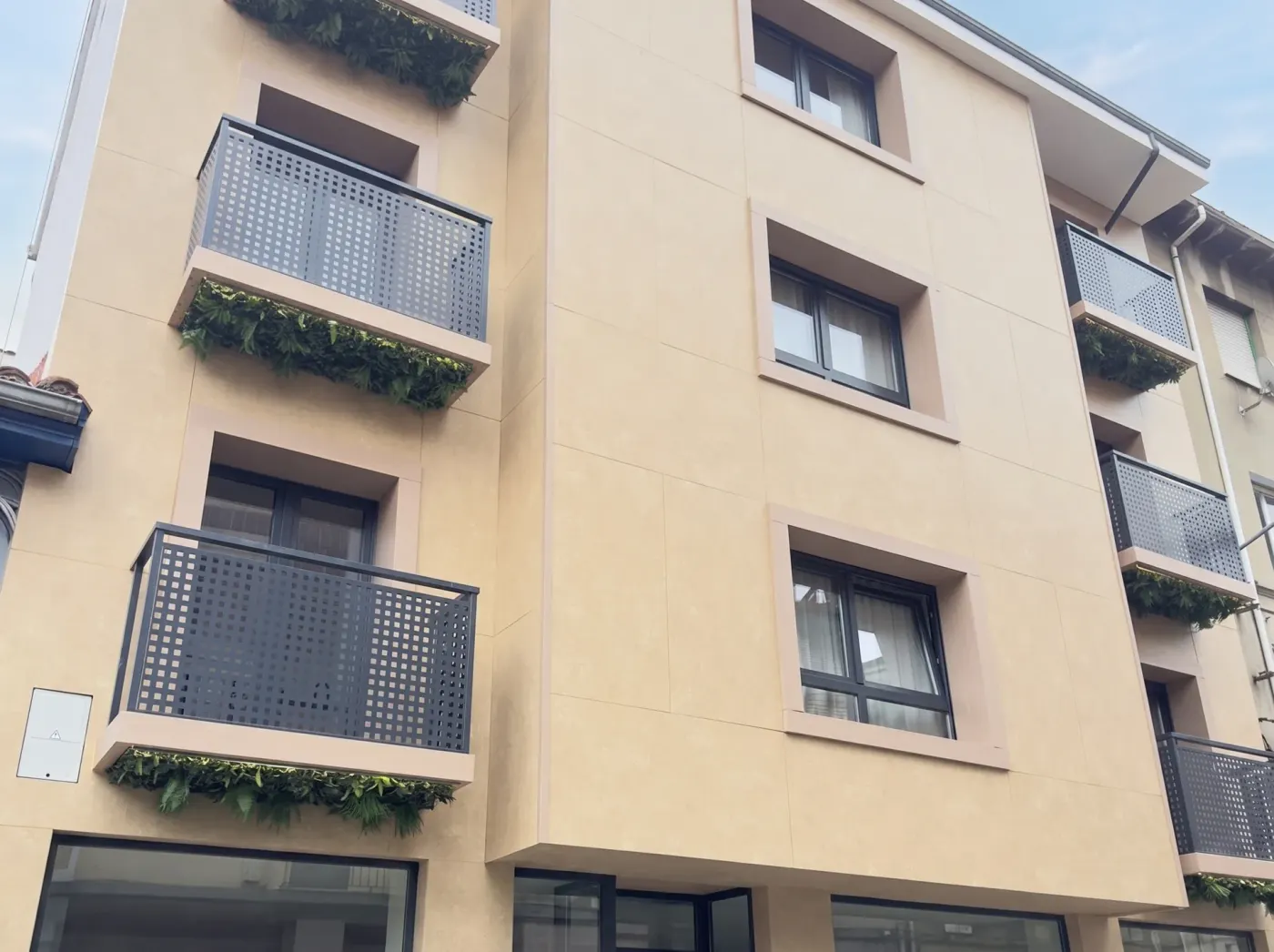 Detalle de la fachada del hotel con balcones y jardineras