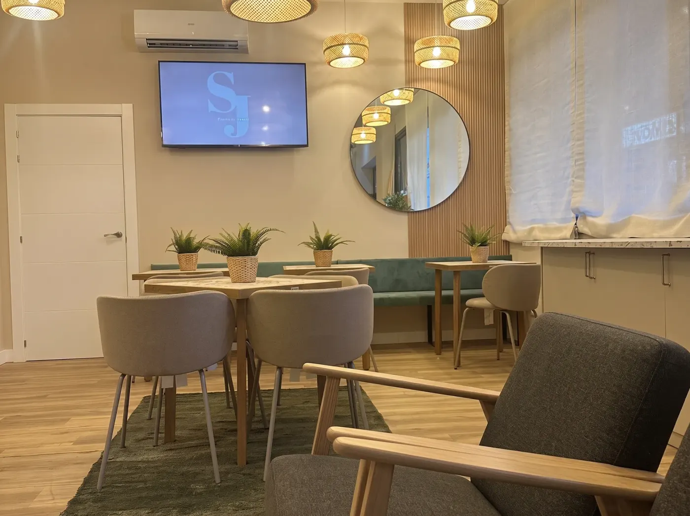 Zona de estar con butacas junto a la sala de desayunos
