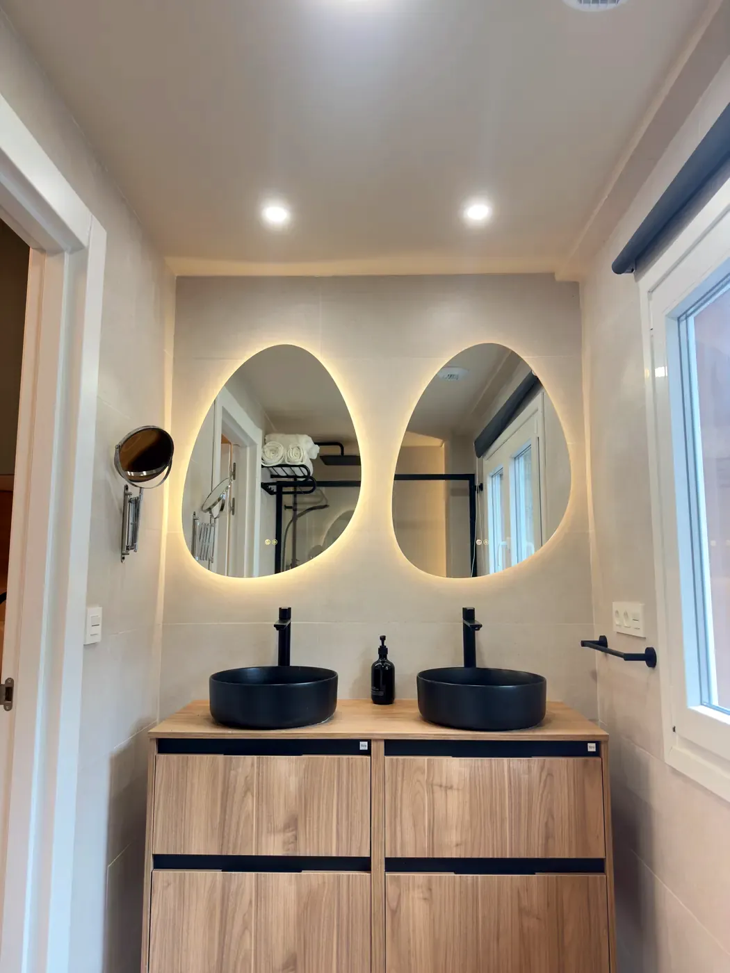 Baño de la suite con doble lavabo y espejos con luz