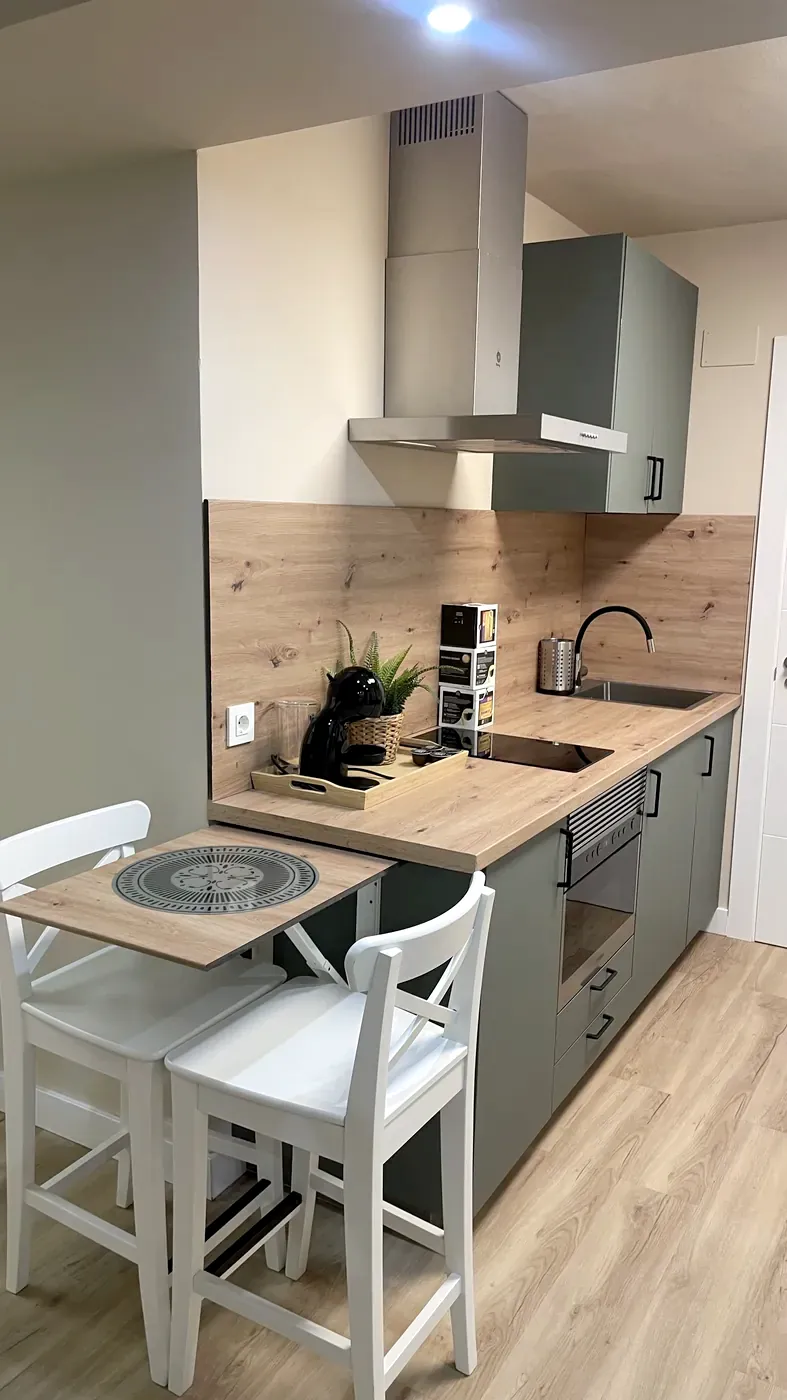 Cocina equipada de la suite con mesa abatible y dos taburetes
