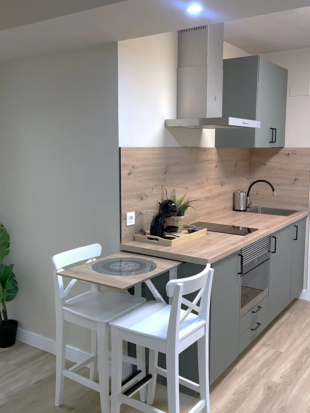 Cocina equipada de la suite con mesa abatible y dos taburetes