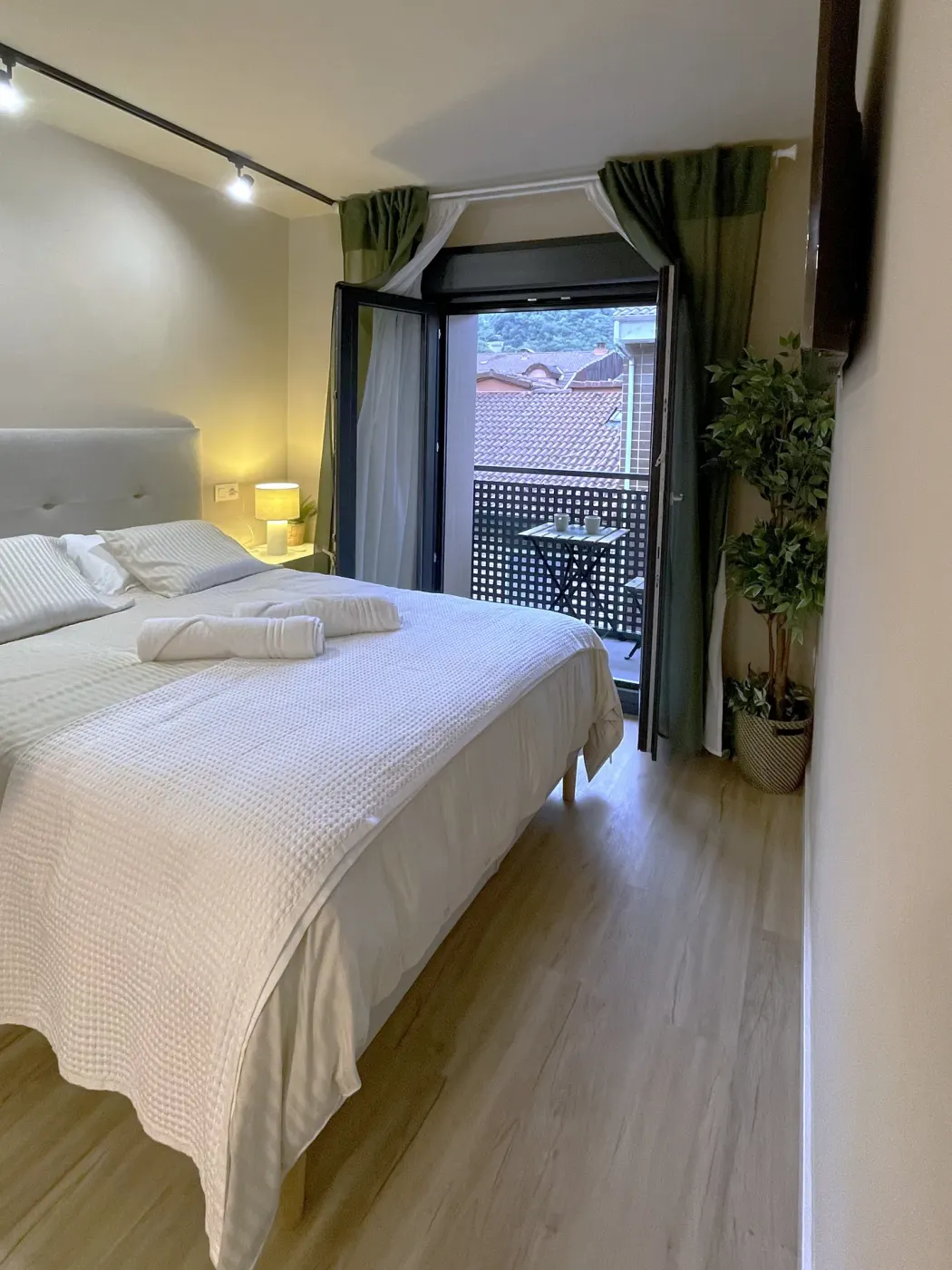 Suite con cocina y balcón del Hotel SJ Puerta de Redes